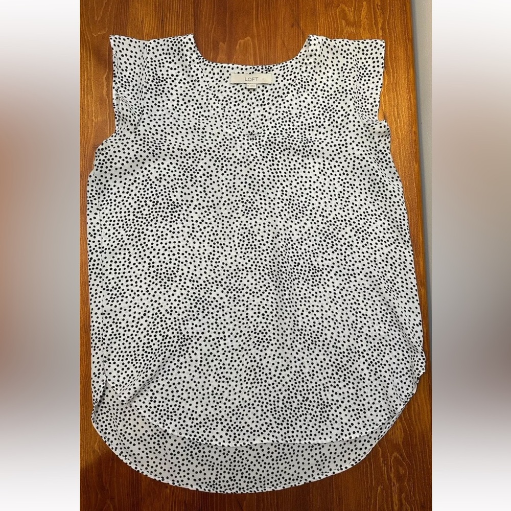 Ann Taylor Loft Size XS Polka Dot Cap Sleeve Blouse Top White Black V-Neck